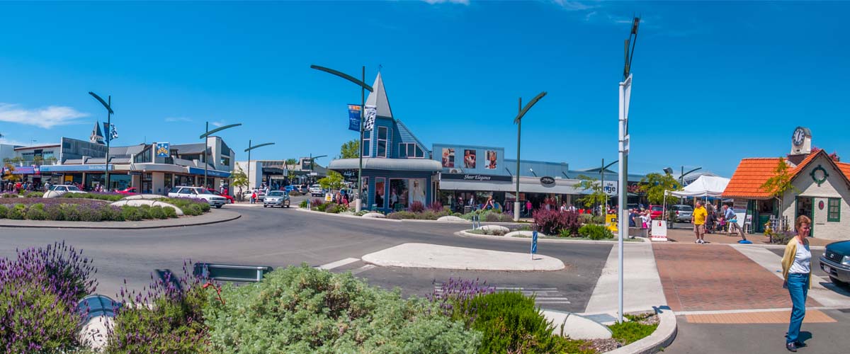 Havelock North shopping mile with I-site in the centre, shops, charming coffee shops, excellent bakery, flowering garden beds
